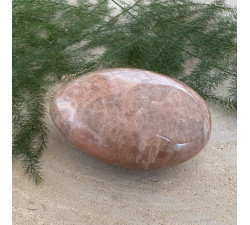 Sluneční kámen minerální hmatka