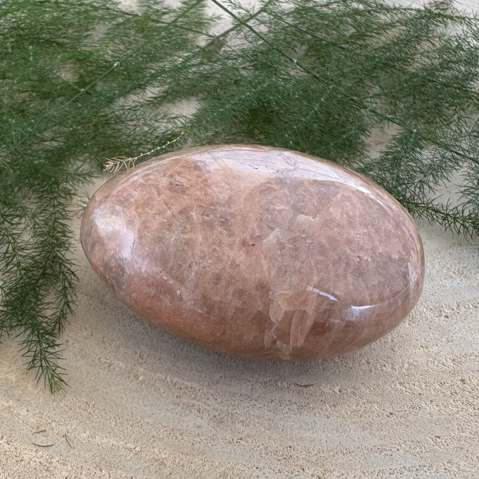 Sluneční kámen minerální hmatka