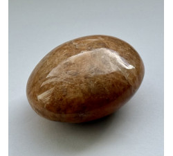 Sluneční kámen minerální hmatka