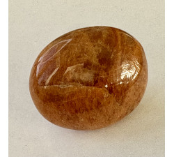 Sluneční kámen minerální hmatka