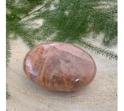 Sluneční kámen minerální hmatka