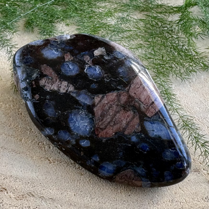 Liberit minerální hmatka