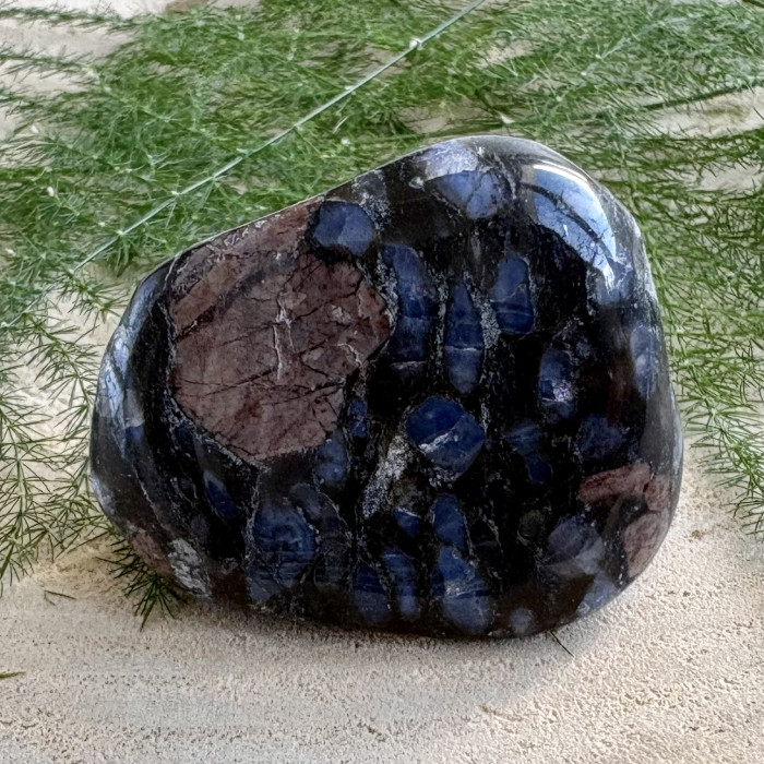 Liberit minerální hmatka