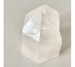 Křišťál řezaná základna minerál