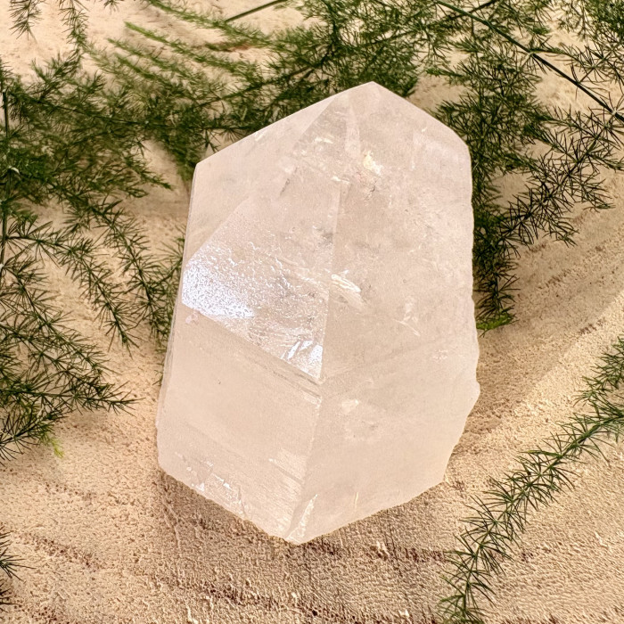 Křišťál řezaná základna minerál