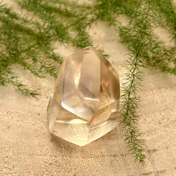 Přírodní citrín broušený minerál - špička