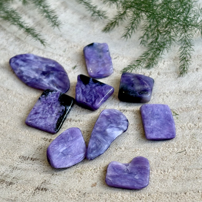 Čaroit minerální hmatka