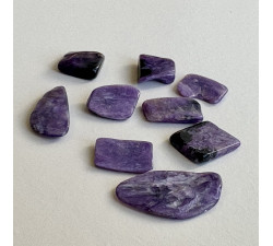 Čaroit minerální hmatka