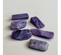 Čaroit minerální hmatka