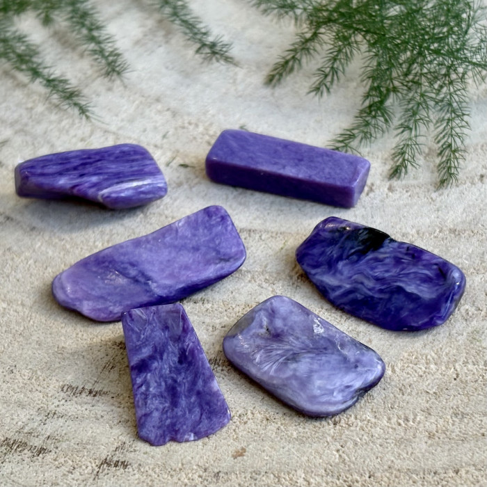 Čaroit minerální hmatka