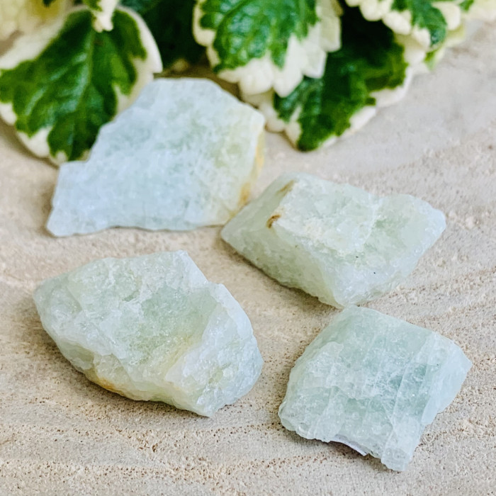 Akvamarín neopracovaný minerál