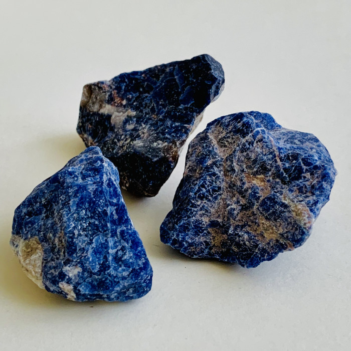 Sodalit neopracovaný minerál