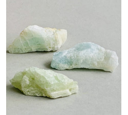 Akvamarín neopracovaný minerál