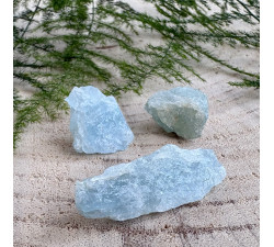 Akvamarín neopracovaný minerál