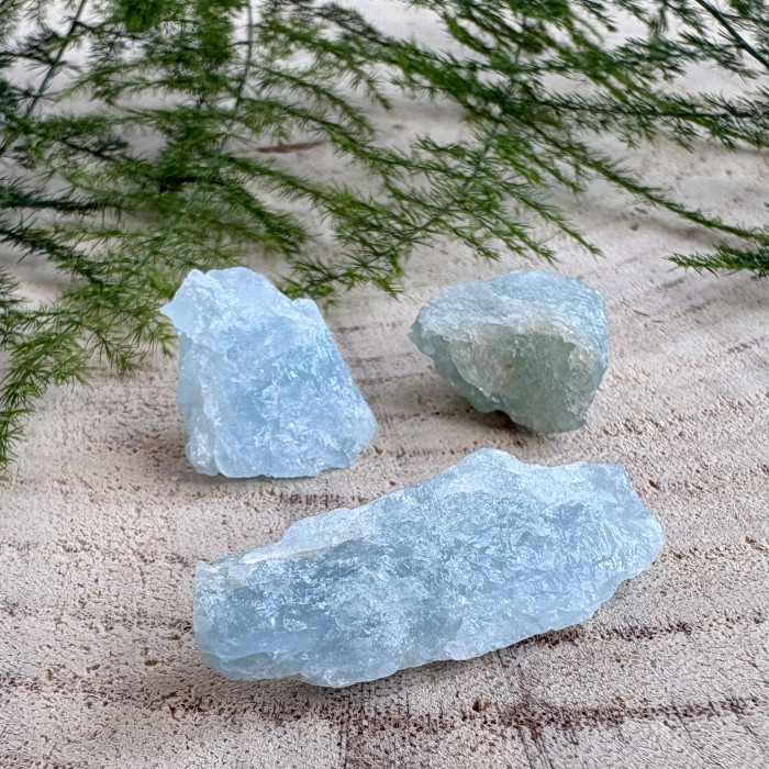 Akvamarín neopracovaný minerál