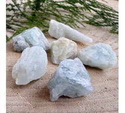 Akvamarín neopracovaný minerál