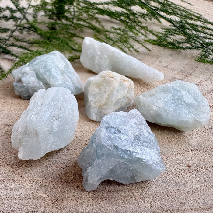 Akvamarín neopracovaný minerál