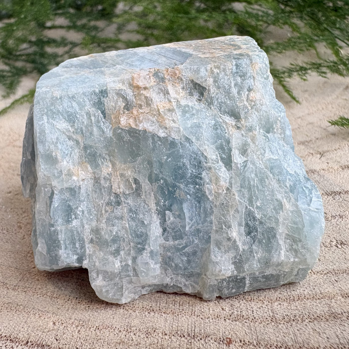 Akvamarín neopracovaný minerál