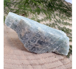 Akvamarín neopracovaný minerál