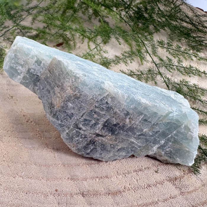 Akvamarín neopracovaný minerál