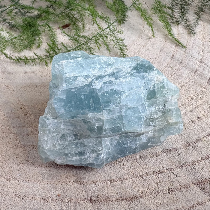 Akvamarín neopracovaný minerál