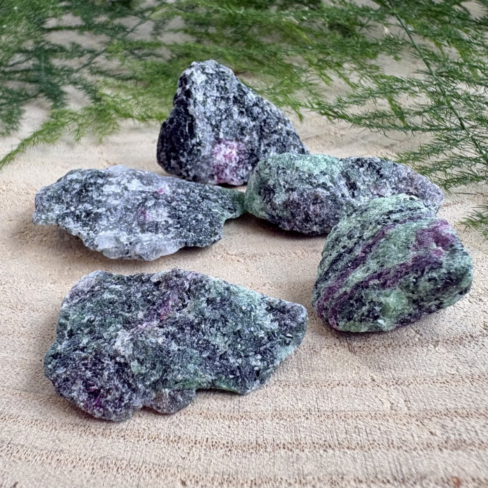 Zoisit rubín - neopracovaný minerál