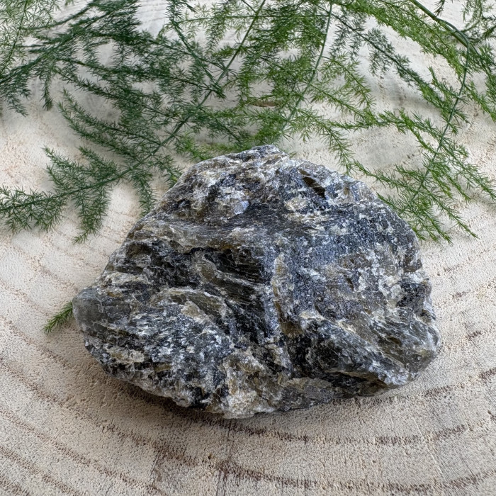 Labradorit neopracovaný minerál