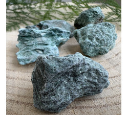 Fuchsit neopracovaný minerál