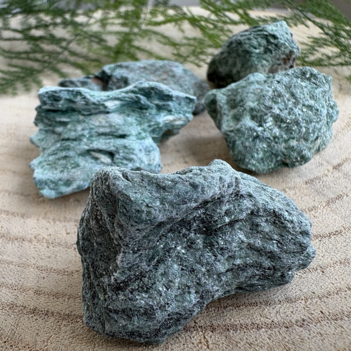 Fuchsit neopracovaný minerál