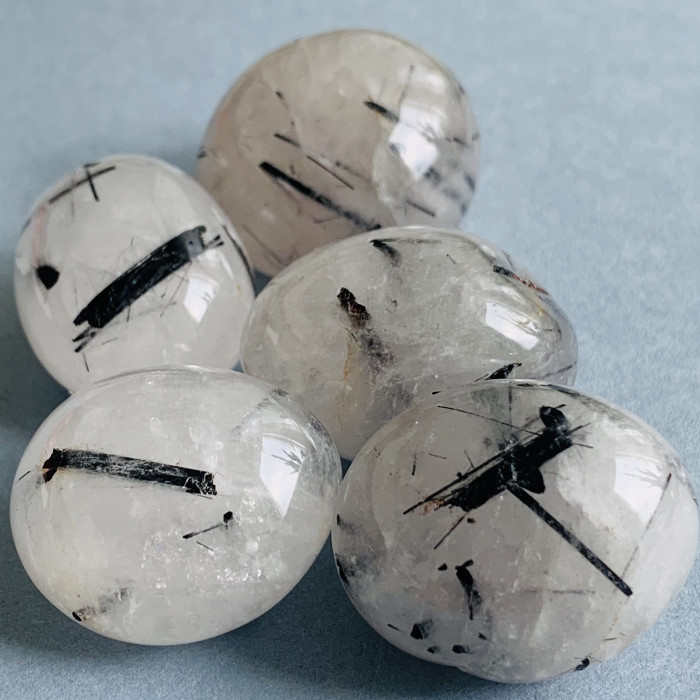 Křišťál s vrostlicemi turmalínu minerální hmatka