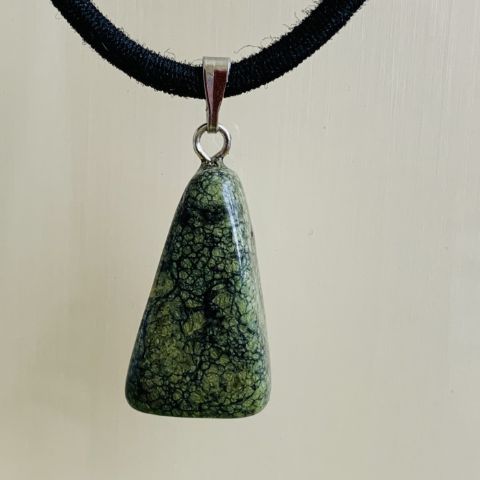 Serpentin tromlovaný přívěsek Serpentin tromlovaný přívěsek