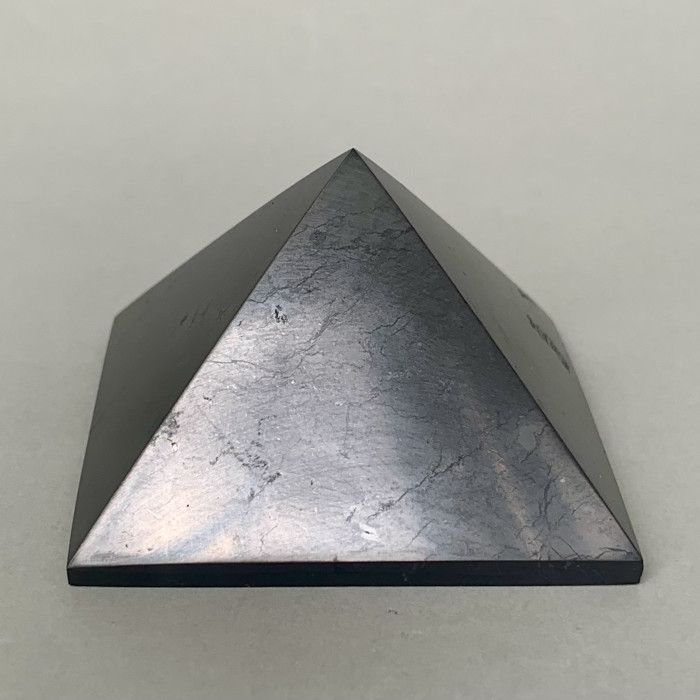 Šungit broušený minerál střední pyramida
