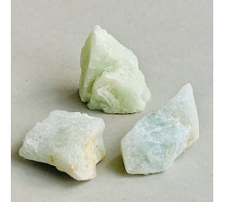 Akvamarín neopracovaný minerál