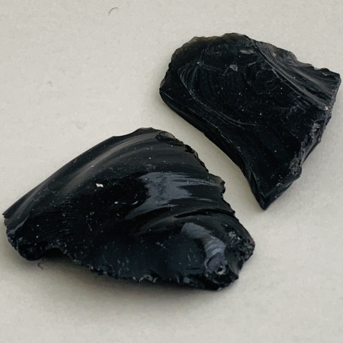 Obsidián černý neopracovaný minerál
