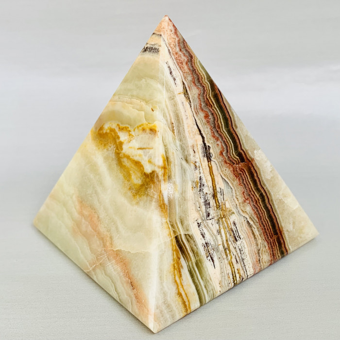 Aragonit broušený minerál pyramida
