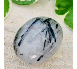 Křišťál s vrostlicemi turmalínu minerální hmatka Křišťál s vrostlicemi turmalínu minerální hmatka