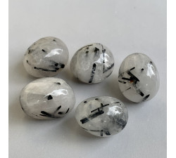 Křišťál s vrostlicemi turmalínu minerální hmatka Křišťál s vrostlicemi turmalínu minerální hmatka