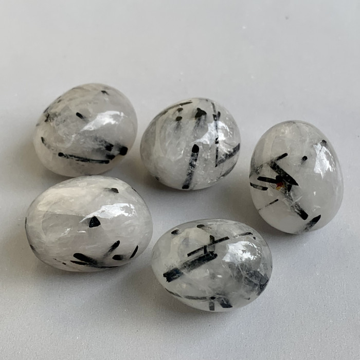 Křišťál s vrostlicemi turmalínu minerální hmatka Křišťál s vrostlicemi turmalínu minerální hmatka