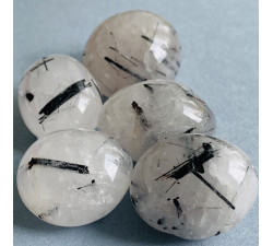 Křišťál s vrostlicemi turmalínu minerální hmatka Křišťál s vrostlicemi turmalínu minerální hmatka