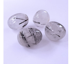 Křišťál s vrostlicemi turmalínu minerální hmatka Křišťál s vrostlicemi turmalínu minerální hmatka