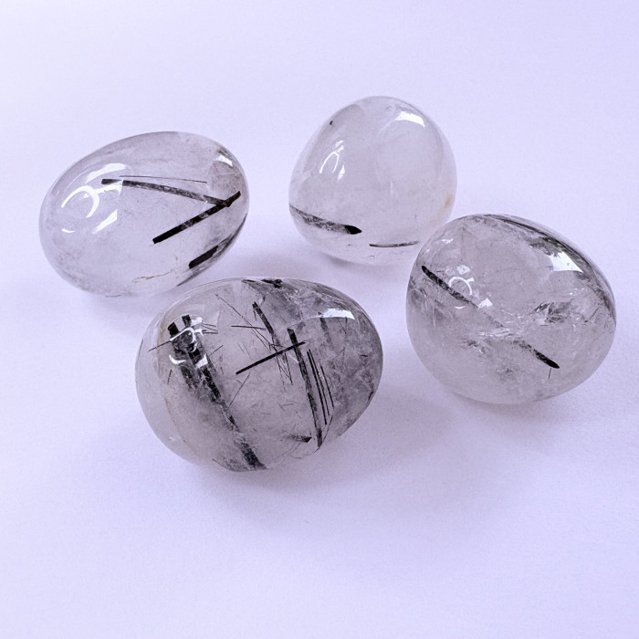 Křišťál s vrostlicemi turmalínu minerální hmatka Křišťál s vrostlicemi turmalínu minerální hmatka